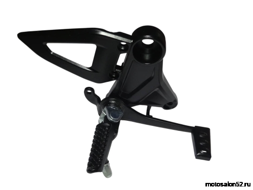 Подножка водителя HIRO 250 правая, в сборе с кронштейном и педалью тормоза Подножка водителя HIRO 250 правая, в сборе с кронштейном и педалью тормоза